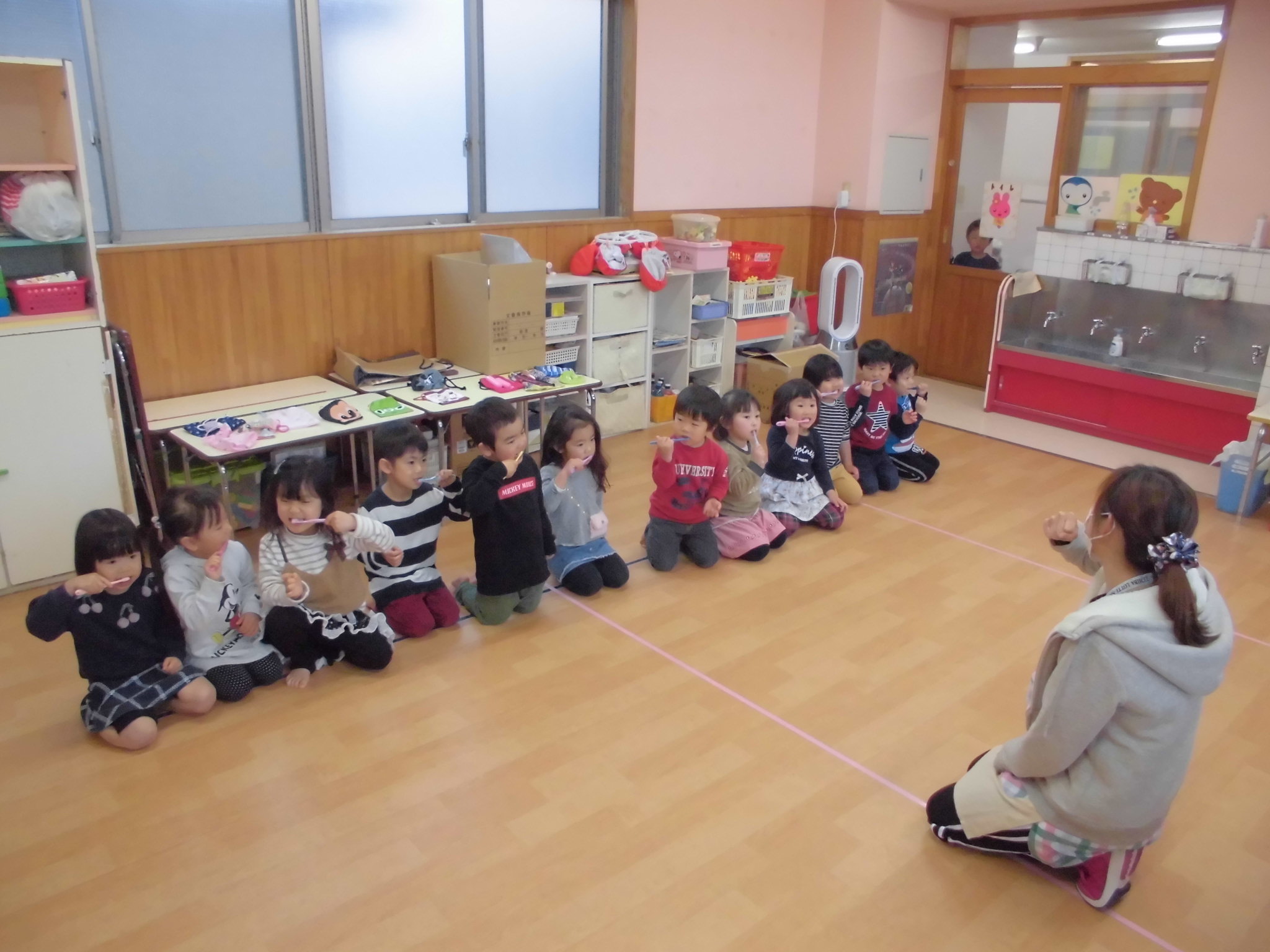 日本の幼児教育を元気にしたい千葉県四街道市と八千代市の保育園です				今日のエンゼルたち							食後の歯みがき♪（にじ組）